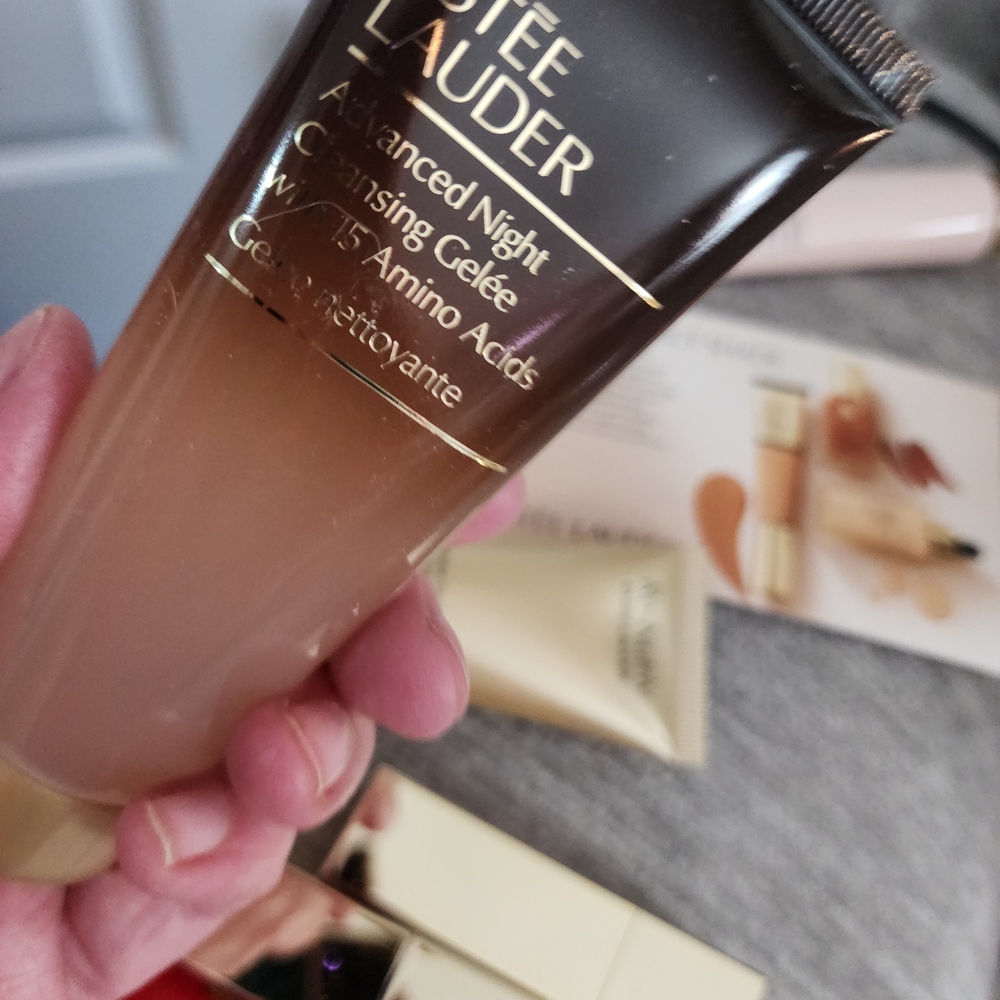 Nwt Estee Lauder Makeup Set with Red and Gold Accents - Picture 6 of 6